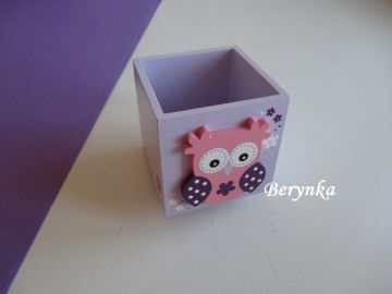 Dřevěný stojánek na tužky se sovičkou