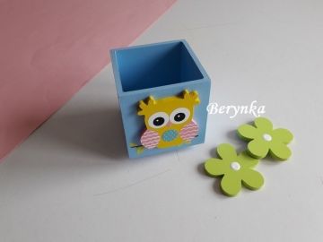 Dřevěný stojánek na tužky se sovičkou
