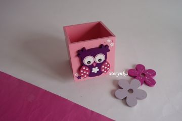Dřevěný stojánek na tužky se sovičkou