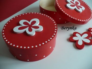 Dřevěné dekorace - červená a bílá