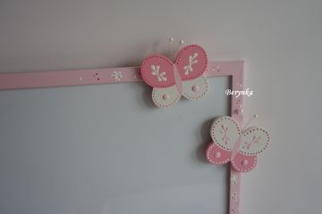 Nástěnka s motýlkem