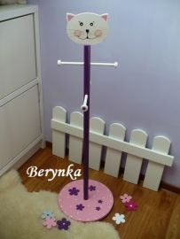 Věšák - němý sluha s kočkou