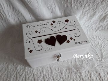 Svatební bedýnka se srdíčky a kytičkami