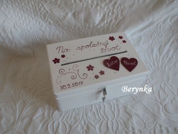 Svatební bedýnka se srdíčky a kytičkami