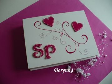 Svatební krabička s monogramem a srdíčky