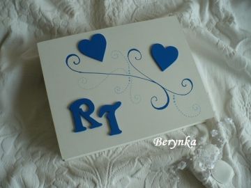 Svatební krabička s monogramem a srdíčky