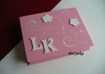 Svatební krabička s monogramem a srdíčky