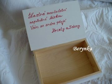 Svatební krabička s monogramem a srdíčky