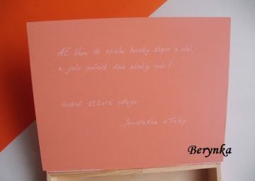 Svatební krabička s monogramem a srdíčky