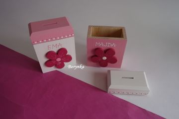 Dřevěná pokladnička s víkem - s kytičkou