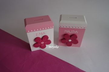 Dřevěná pokladnička s víkem - s kytičkou