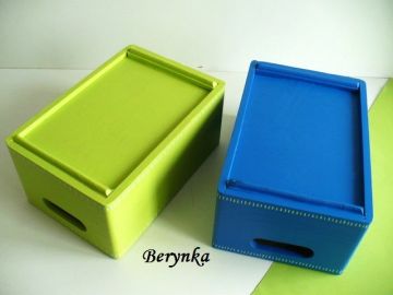 Dřevěná bedýnka s dopravními prostředky