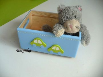 Dřevěná bedýnka s dopravními prostředky