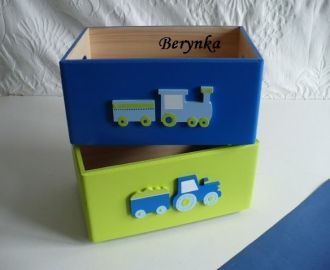 Dřevěná bedýnka s dopravními prostředky