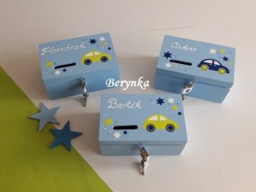 Dřevěná pokladnička s autíčkem