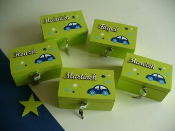 Dřevěná pokladnička s autíčkem