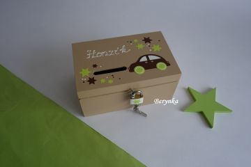 Dřevěná pokladnička s autíčkem