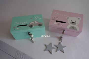 Dřevěná pokladnička s autíčkem