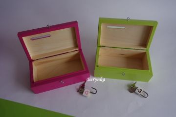 Dřevěná pokladnička s autíčkem