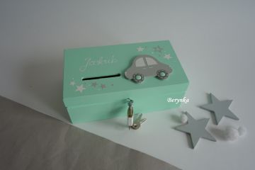 Dřevěná pokladnička s autíčkem