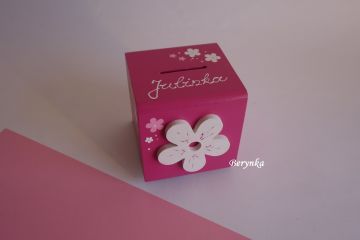 Dřevěná pokladnička s kytičkou