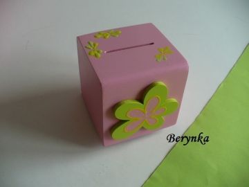 Dřevěná pokladnička s kytičkou