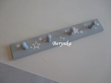 Dřevěný věšák s hvězdičkami