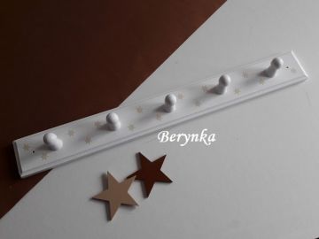 Dřevěný věšák s hvězdičkami