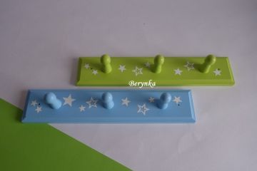 Dřevěný věšák s hvězdičkami