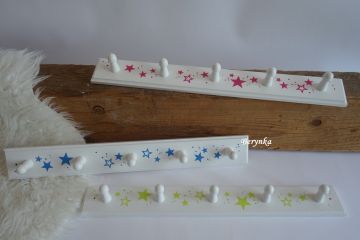 Dřevěný věšák s hvězdičkami