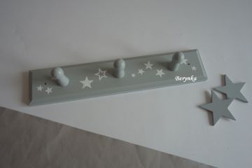 Dřevěný věšák s hvězdičkami