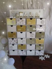 Adventní kalendář pro děti ve zlato-bílé s mašinkou