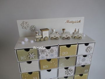 Adventní kalendář pro děti ve zlato-bílé s mašinkou