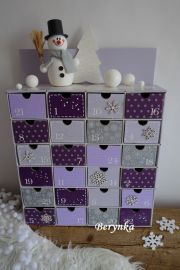 Adventní kalendář fialovo-stříbrný se sněhulákem