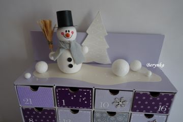 Adventní kalendář fialovo-stříbrný se sněhulákem