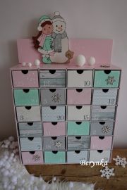 Adventní kalendář růžovo-mátový se sněhulákem a panenkou