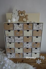 Adventní kalendář krémový s medvídkem u stromečku