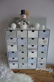 Adventní kalendář šedý se sněhulákem