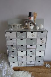 Adventní kalendář stříbrný se sněhulákem a sáňkami