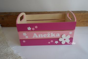 Dřevěná bedýnka se jménem - různé barvy