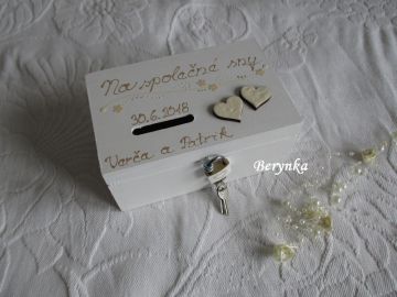 Dřevěná pokladnička se srdíčky a se zámečkem