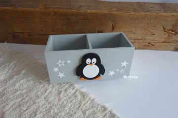 Dřevěný stojánek na tužky s tučňákem