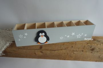Dřevěný stojánek na tužky s tučňákem