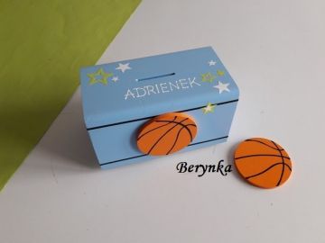 Dřevěná pokladnička s basketbalovým míčem