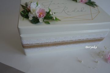 Svatební bedýnka v boho stylu - s krajkou a květinami