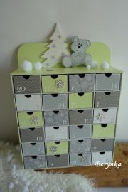 Adventní kalendář *pudrově zelený* s medvídkem - různá provedení