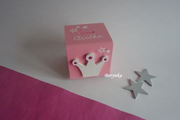 Dřevěná pokladnička s korunkou