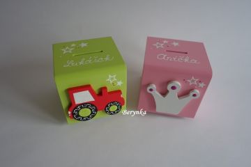 Dřevěná pokladnička s korunkou