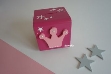 Dřevěná pokladnička s korunkou