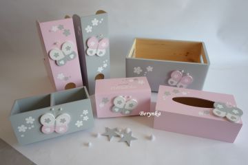 Dekorace v pudrově růžové a šedé s motýlkem